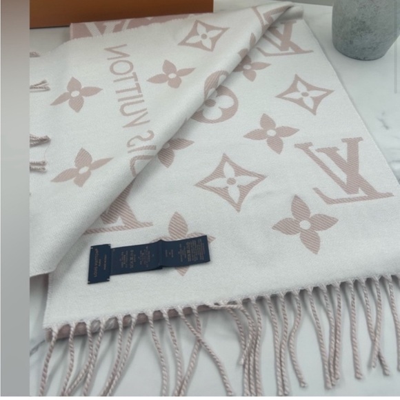 Louis Vuitton LV Essential Scarf Beige Rose - Picture 5 of 6